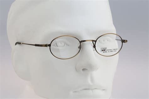 OVAL EYEGLASSES .